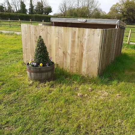 Glamping In Wiltshire The Green Knoll Is A Charm Chippenham  Bagian luar foto