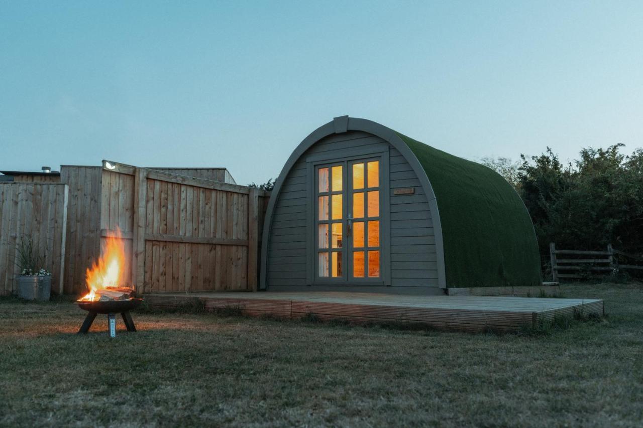 Glamping In Wiltshire The Green Knoll Is A Charm Chippenham  Bagian luar foto