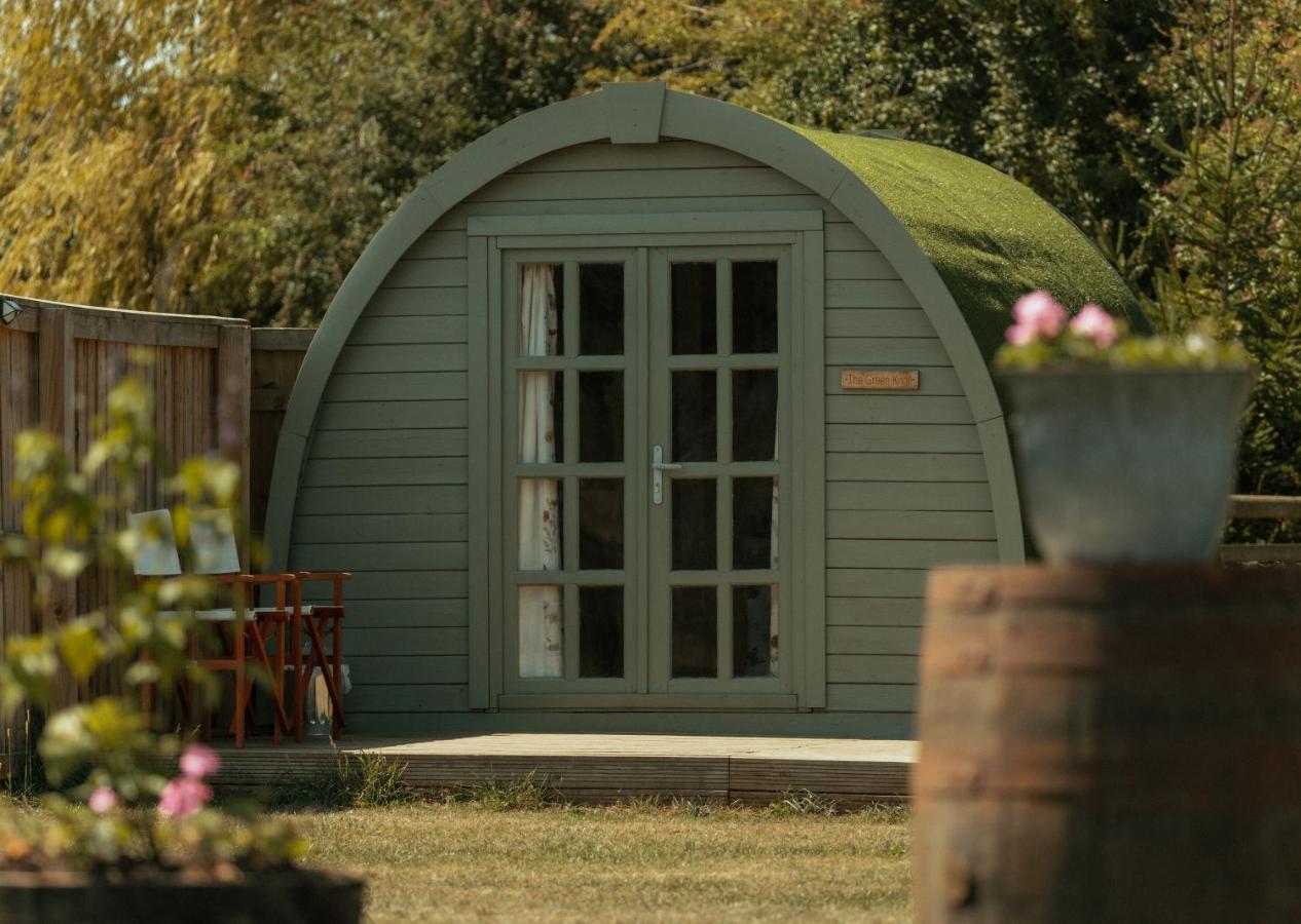 Glamping In Wiltshire The Green Knoll Is A Charm Chippenham  Bagian luar foto