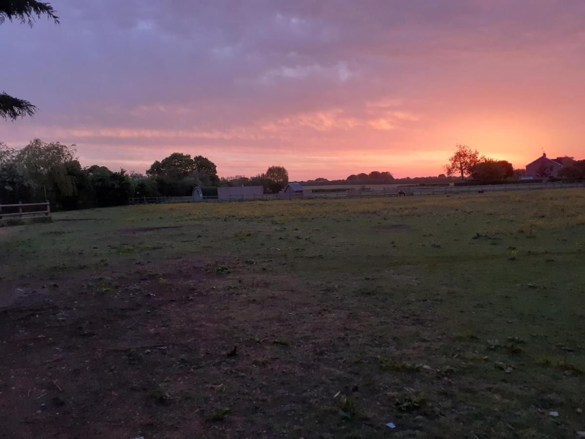 Glamping In Wiltshire The Green Knoll Is A Charm Chippenham  Bagian luar foto