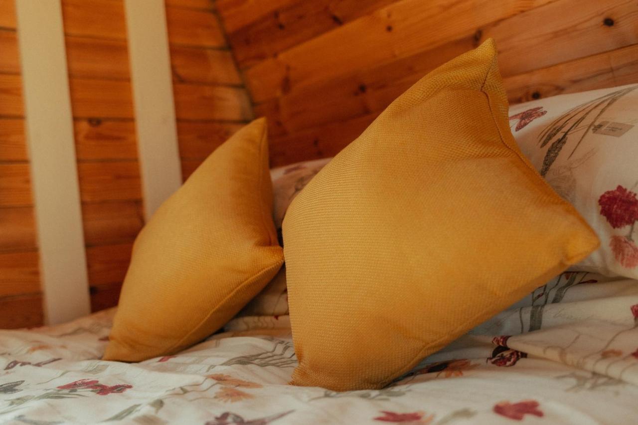 Glamping In Wiltshire The Green Knoll Is A Charm Chippenham  Bagian luar foto