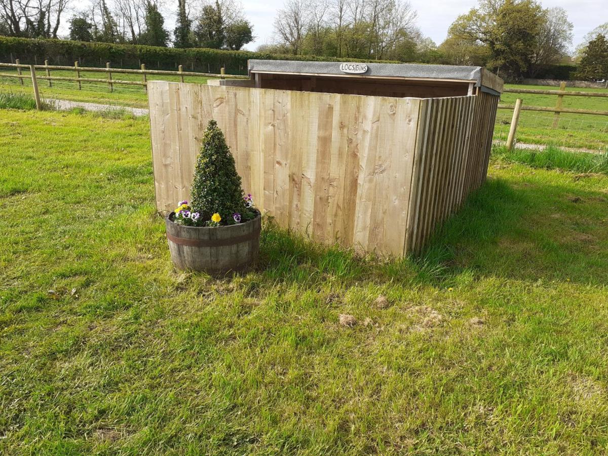 Glamping In Wiltshire The Green Knoll Is A Charm Chippenham  Bagian luar foto