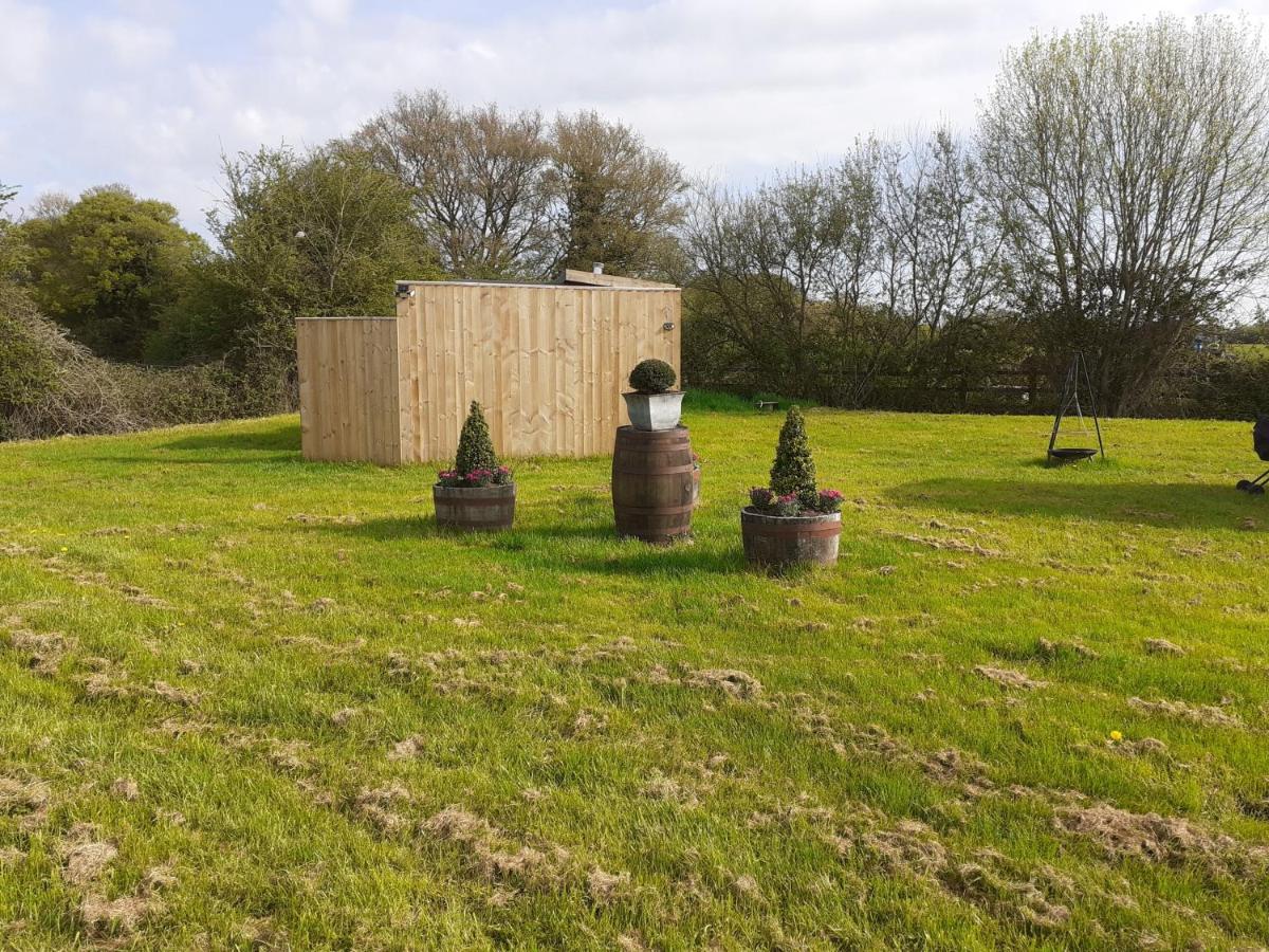 Glamping In Wiltshire The Green Knoll Is A Charm Chippenham  Bagian luar foto