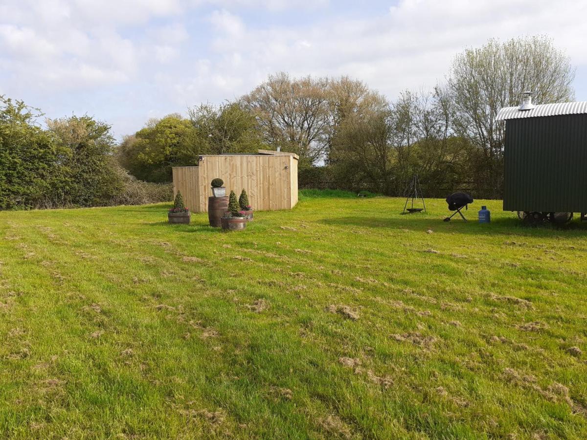 Glamping In Wiltshire The Green Knoll Is A Charm Chippenham  Bagian luar foto